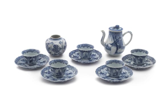 A Chinese blue and white vase, Qing Dynasty, 17th/18th century