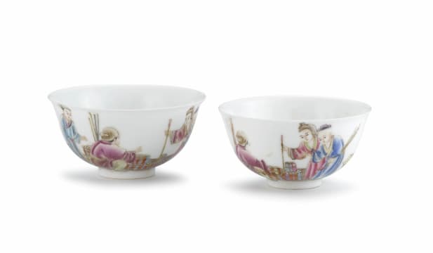 A pair of Chinese famille-rose bowls, 20th century