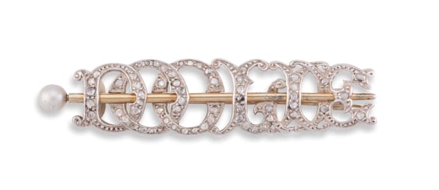 Diamond and pearl yellow gold brooch