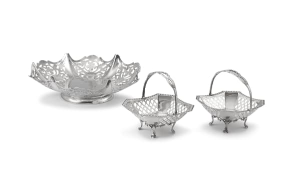 A George V silver pedestal dish, Viners Ltd, Sheffield, 1912