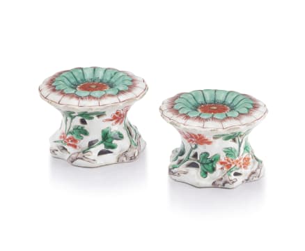 A pair of unusual Chinese famille-verte salts, Qing Dynasty, Kangxi period, 1662-1722
