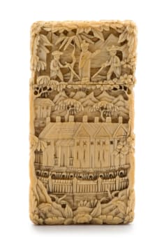 A small Chinese ivory card case, Qing Dynasty, 19th century