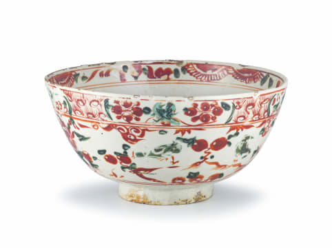 A Chinese polychrome 'Swatow' Zhangzhou bowl, 17th century