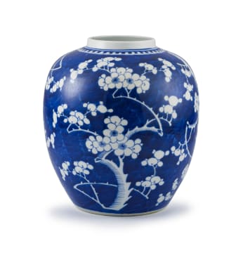 A Chinese blue and white jar, Qing Dynasty, 19th century