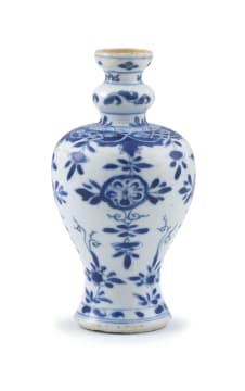 A Chinese blue and white vase, Qing Dynasty, 19th century