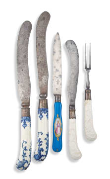 A pair of blue and white porcelain-mounted knifes, 18th century