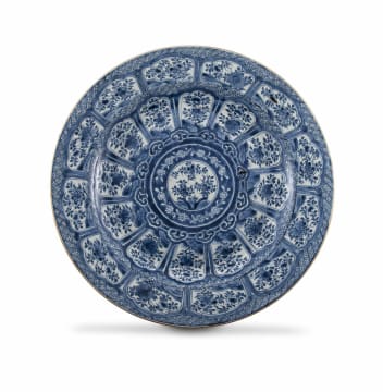 A large Chinese blue and white dish, Qianlong period, 18th century