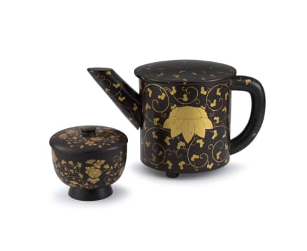 A Japanese black, gilt and red lacquer teapot, 18th/19th century