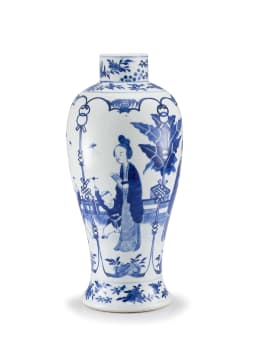 A Chinese blue and white vase, Qing Dynasty, 19th century
