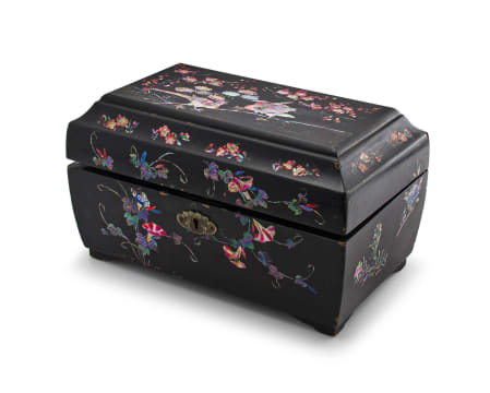 A Japanese lacquer and mother-of-pearl inlaid tea caddy, Zoshuntei Sampo, Edo period, 1615-1868