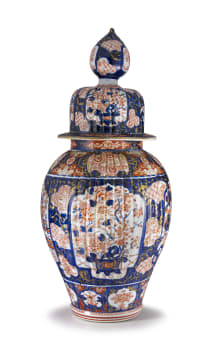 A large Japanese Imari jar and cover, Meiji period, 1868-1912