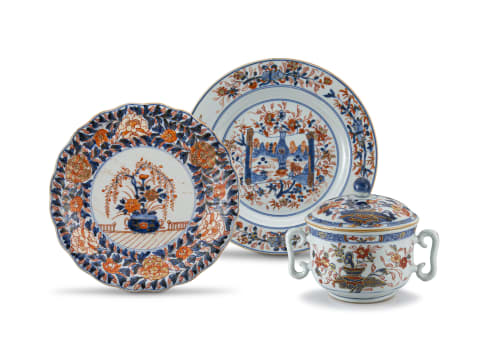 A Chinese 'Imari' two-handled covered bowl, Qing Dynasty, Qianlong period, 1736-1795