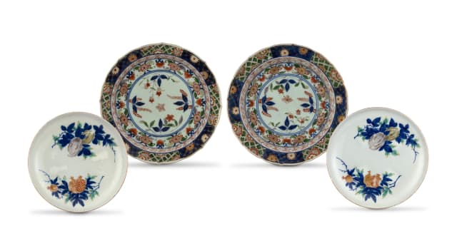 A pair of Japanese Kakimon-style dishes, Edo period, 1603-1867
