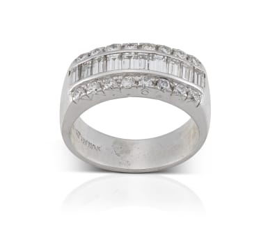 18k white gold baguette diamond ring, Browns