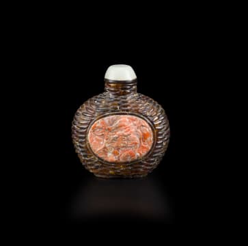 A Chinese amber and coral snuff bottle, Qing Dynasty, 19th century