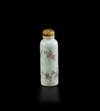 A Chinese painted porcelain snuff bottle, Qing Dynasty, 19th century