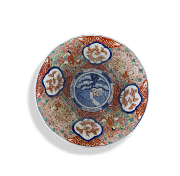 A large Japanese Imari charger, Meiji Period (1868-1912)