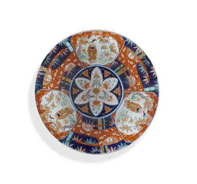 A large Japanese Imari charger, Meiji Period (1868-1912)