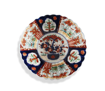 A Japanese petal-rimmed Imari dish, Meiji Period (1868-1912)