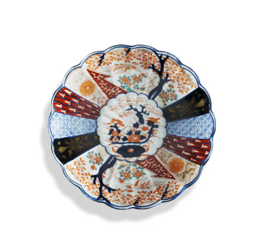 A Japanese petal-rimmed Imari dish, Meiji Period (1868-1912)