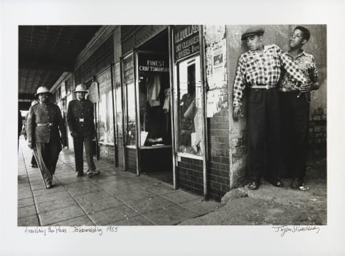 Jürgen Schadeberg; Avoiding the Pass. Johannesburg 1955