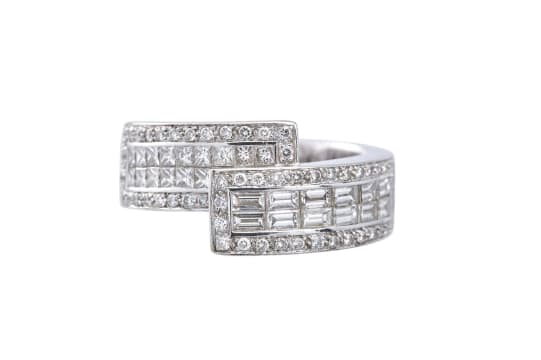 Crossover diamond ring
