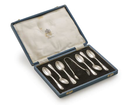 A set of six Elizabeth II silver teaspoons and a pair of sugar tongs, Mappin & Webb, Sheffield, 1966