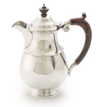 A George V silver hot water jug, William Greenwood & Sons, Birmingham, 1928