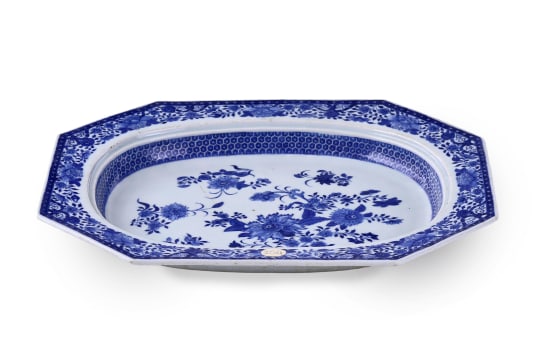 A Chinese blue and white porcelain tureen stand, Qianlong period, 1736-1795