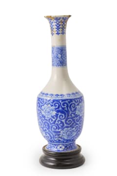 A possibly Kangxi period vase on a wooden base, 17th century