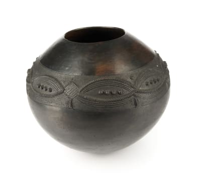 Nesta Nala; Ukhamba with incised and relief rope decoration