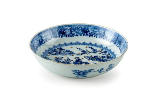 A Chinese blue and white pierced dish, Qianlong period, 1735-1796
