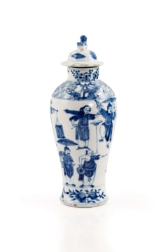 Chinese blue and white porcelain baluster vase with cover, 19th century