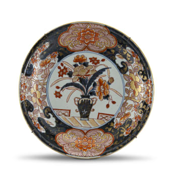 A Japanese Imari dish, Meiji period, 1868-1912