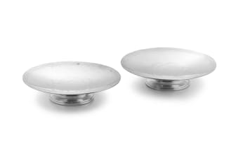 A pair of George V silver pedestal dishes, Goldsmiths & Silversmiths, London, 1933