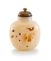 A Chinese agate snuff bottle with figures, Qing Dynasty, 19th/20th century