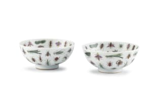 A pair of Chinese famille-rose bowls, 20th century