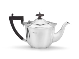 A George V silver teapot, maker's initials CW, Birmingham, 1915