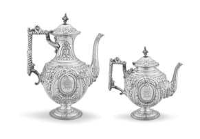 An Edward VII silver teapot and hot water jug, Walker & Hall, Sheffield, 1901