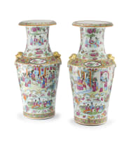 A pair of Chinese Canton famille-rose vases, Qing Dynasty, late 19th/early 20th century
