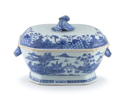 A Chinese blue and white tureen and cover, Qianlong period, 18th century
