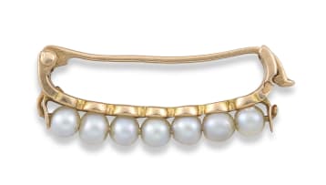 French pearl and 18ct gold scarf clip