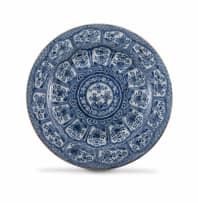 A large Chinese blue and white dish, Qianlong period, 18th century