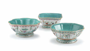 Three Chinese green-glazed and famille-rose pedestal dishes, Qing Dynasty, 19th century