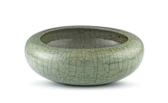 A large Chinese celadon-glazed craquelure ware bowl, Qing Dynasty, 19th century