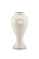 A Chinese blanc-de-chine vase, Qing Dynasty, 18th century
