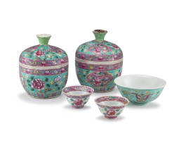 A pair of Chinese Straits famille-rose porcelain bowls and covers, 19th/20th century