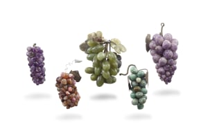 Five Chinese semi-precious bunches of grapes table ornaments, 20th century