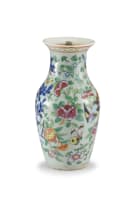 A Chinese familie-verte vase, Qing Dynasty, late 19th century
