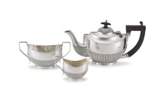 An Edward VII silver teapot, T E Beardsmore, Birmingham, 1907